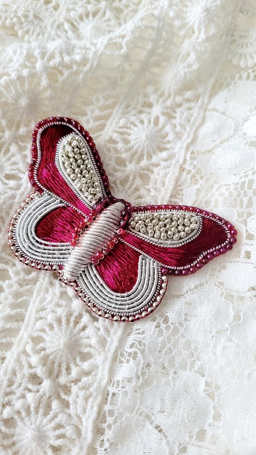 Image of Broche broderie d'argent PAPILLON FRAMBOISE