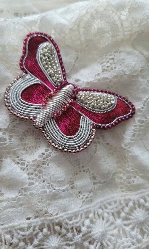 Image of Broche broderie d'argent PAPILLON FRAMBOISE