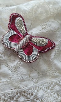 Image 3 of Broche broderie d'argent PAPILLON FRAMBOISE