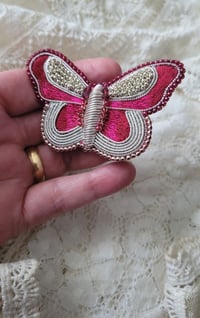 Image 4 of Broche broderie d'argent PAPILLON FRAMBOISE