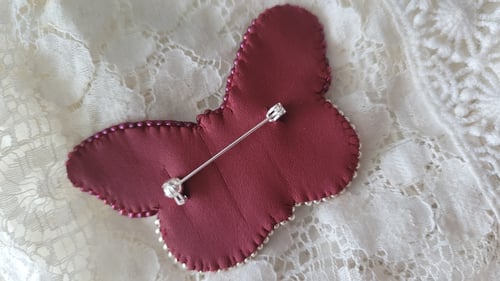 Image of Broche broderie d'argent PAPILLON FRAMBOISE