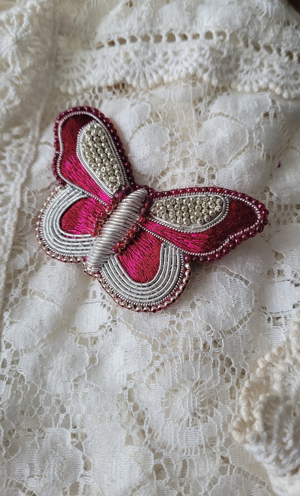 Image of Broche broderie d'argent PAPILLON FRAMBOISE
