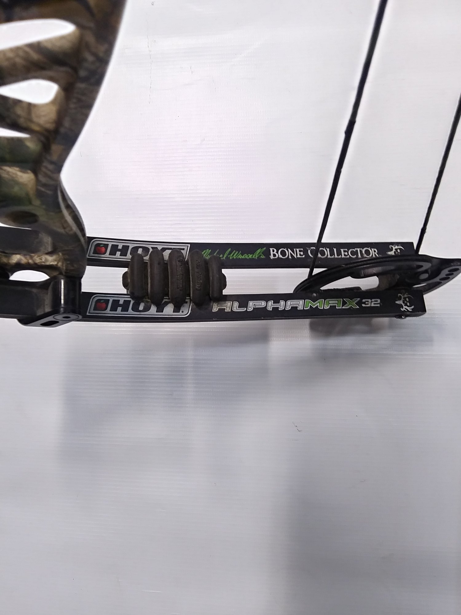 Image of Hoyt AlphaMax 32 Compound Bow RH 70lb  28'' Draw Length With XR3 Cam 