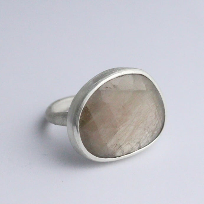 Image of Large golden sapphire ring 1