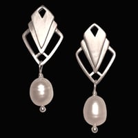Image 2 of PLISSÉ SILHOUETTE Earring Silver with Pearls. 