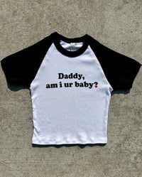 Image 2 of 'Daddy, am i ur baby?' Baby Cropped Raglan