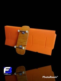 Image 1 of Fingerboard jersey barrier with connectors. Construction edition
