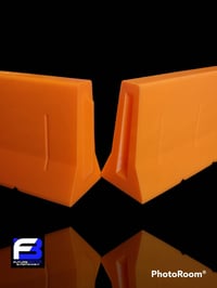 Image 2 of Fingerboard jersey barrier with connectors. Construction edition