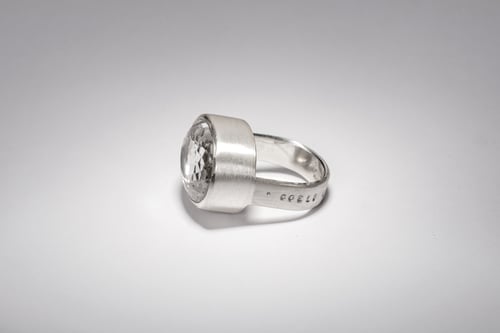 Image of "Heaven's light our guide" silver ring with rock crystal · COELI LUX NOSTRA DUX ·