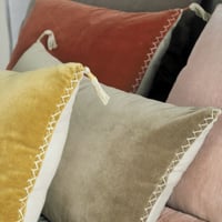 Image 3 of Coussin velours taupe 30 x 40 cm