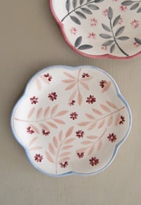 Image 5 of Plato flor pintado a mano - rosa y azul. Antes 44.90€