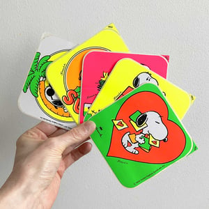 Image of Grand sticker Snoopy fluo - cœur