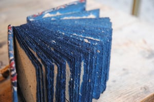 FIRDAUS — carnet reliure copte — papier artisanal — couverture blockprint indien — grelots 