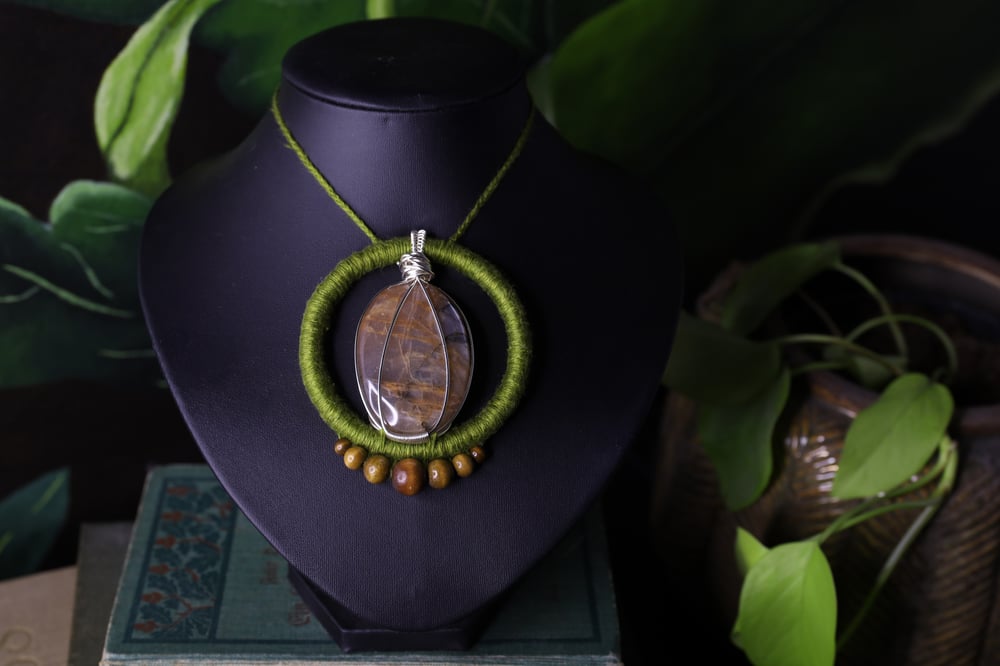 Image of Green linen grey moonstone necklace