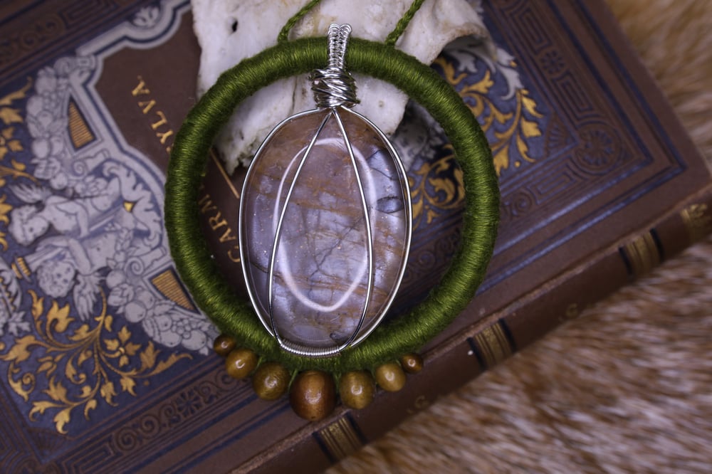 Image of Green linen grey moonstone necklace