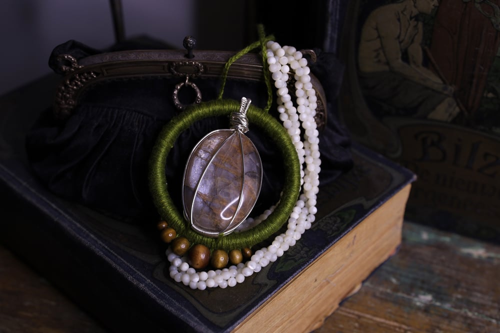 Image of Green linen grey moonstone necklace