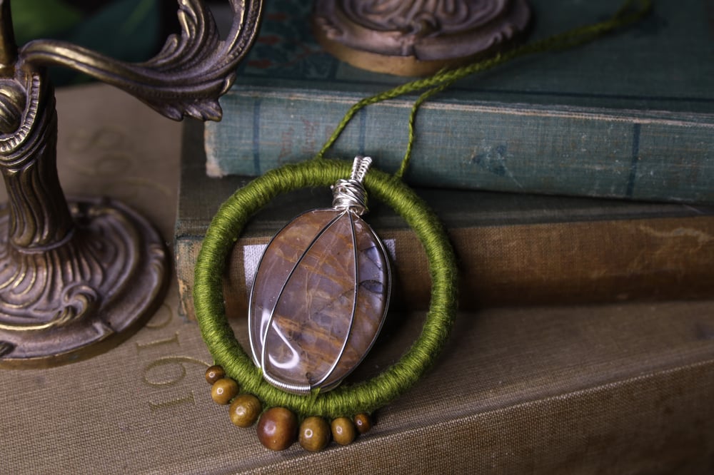 Image of Green linen grey moonstone necklace