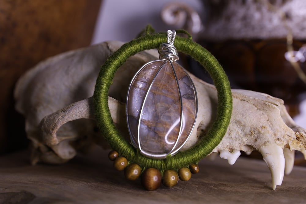 Image of Green linen grey moonstone necklace