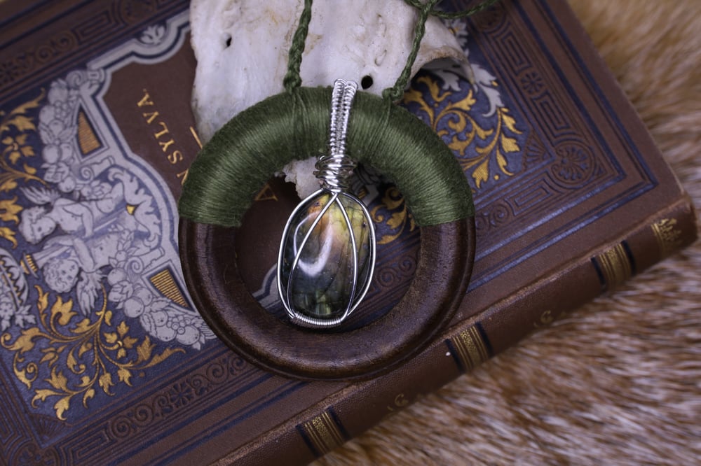 Image of Wooden ring green linen labradorite necklace