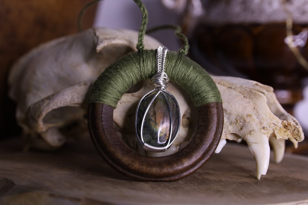 Image of Wooden ring green linen labradorite necklace