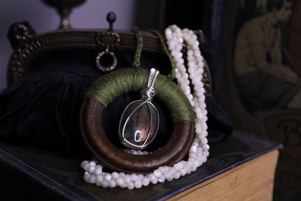 Image of Wooden ring green linen labradorite necklace