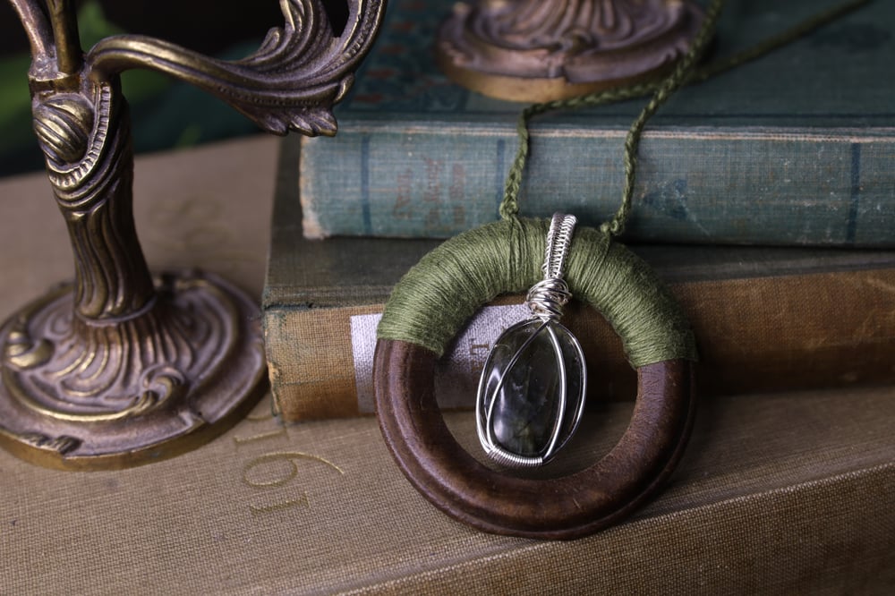 Image of Wooden ring green linen labradorite necklace