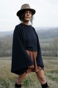 Image 1 of MAGLIA CROP CON MAXI MANICA toni del blu