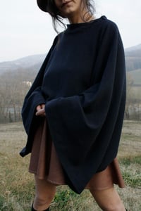 Image 2 of MAGLIA CROP CON MAXI MANICA toni del blu