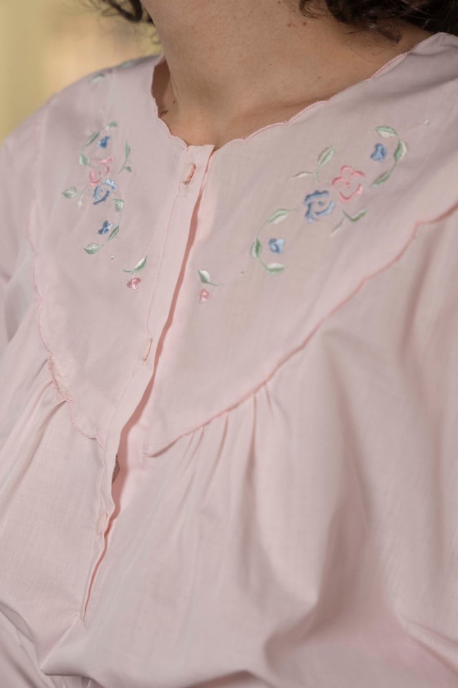 Image of Camicia da notte rosa con zigzag celeste