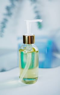 Image 4 of Glossier Body Hero Oil Body Wash
