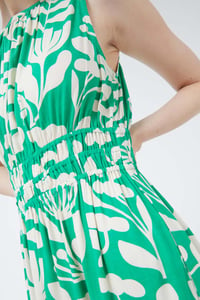 Image 3 of Vestido largo sin mangas verde con estampado de hortensias