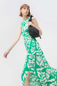 Image 4 of Vestido largo sin mangas verde con estampado de hortensias