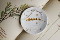 Image 1 of Porta Alianzas Personalizado de arcilla con detalles dorados