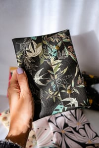 Image 2 of ESTUCHE ESTAMPADO GOLONDRINAS