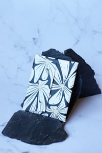 Image 4 of ESTUCHE ESTAMPADO MARGARITAS NEGRO