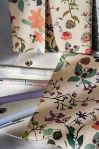 Image 5 of ESTUCHE ESTAMPADO FLORES BEIGE