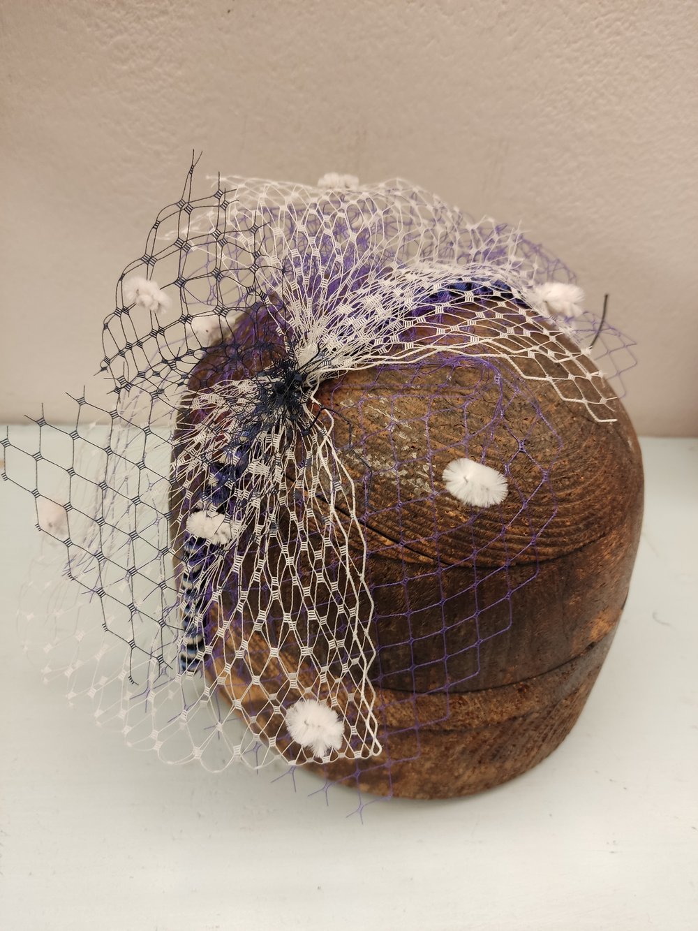 Image of Cerchietto fascinator tre velette e pois bianchi 