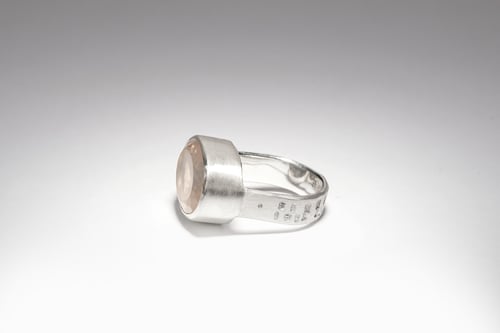 Image of "May beauty..." silver ring with rose quartz · QUA POLLES, UT SIT TIBI FORMA PERENNIS ·