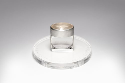 Image of "May beauty..." silver ring with rose quartz · QUA POLLES, UT SIT TIBI FORMA PERENNIS ·