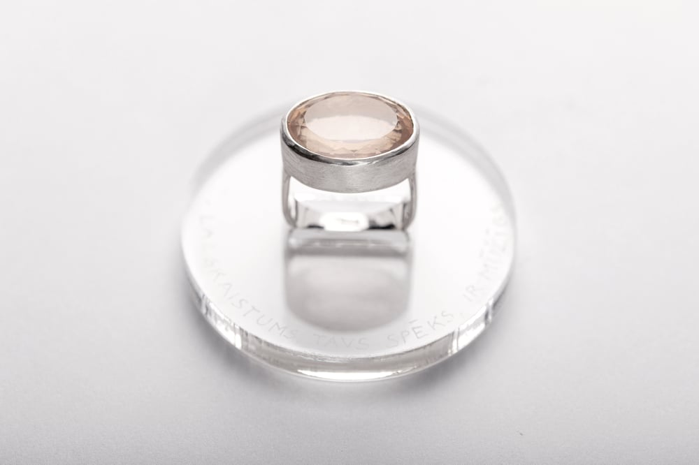 Image of "May beauty..." silver ring with rose quartz · QUA POLLES, UT SIT TIBI FORMA PERENNIS ·