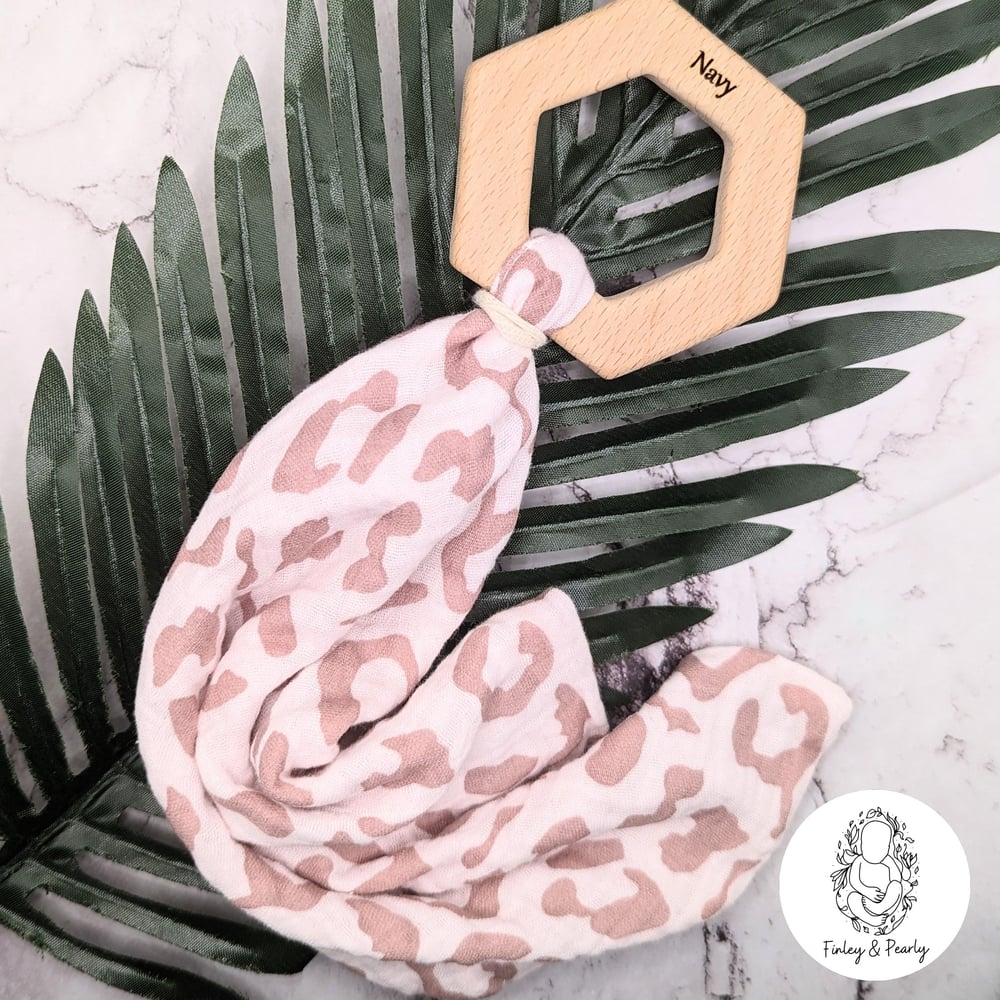 MUSLIN: Mini Muslin With Engraved Hexagon Teether