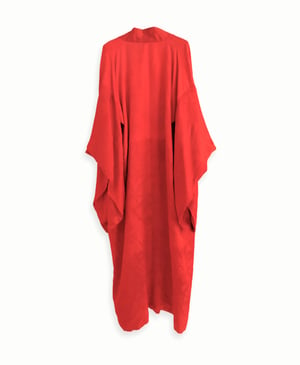Image of Rød silke kimono dame med damask vævninger med krysantemumblomster