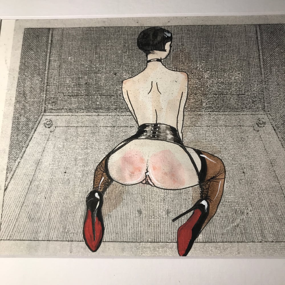 Image of Loulou in the box (nude from behind)