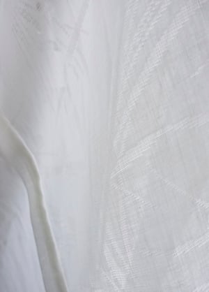 Image of Hvid silke kimono dame med hulmønster af bambusgræs