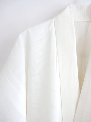Image of Hvid silke kimono dame med hulmønster af bambusgræs