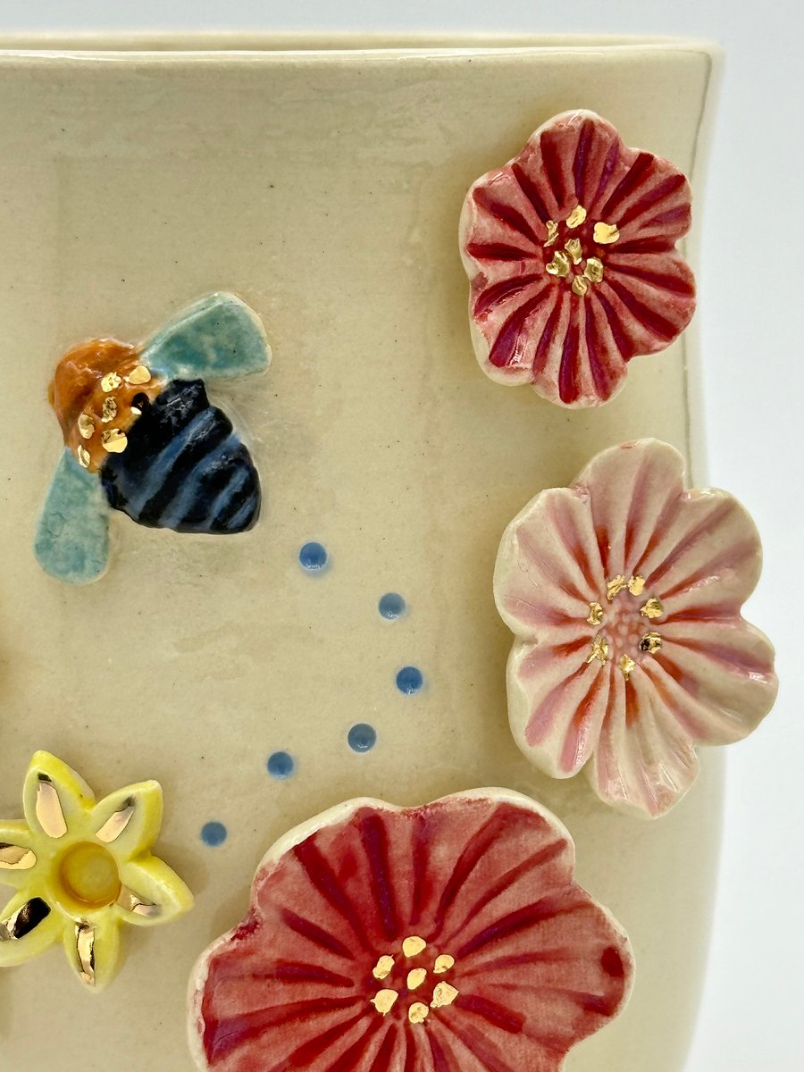 Image of Blue Banded Bee Vase (medium) bee flying left