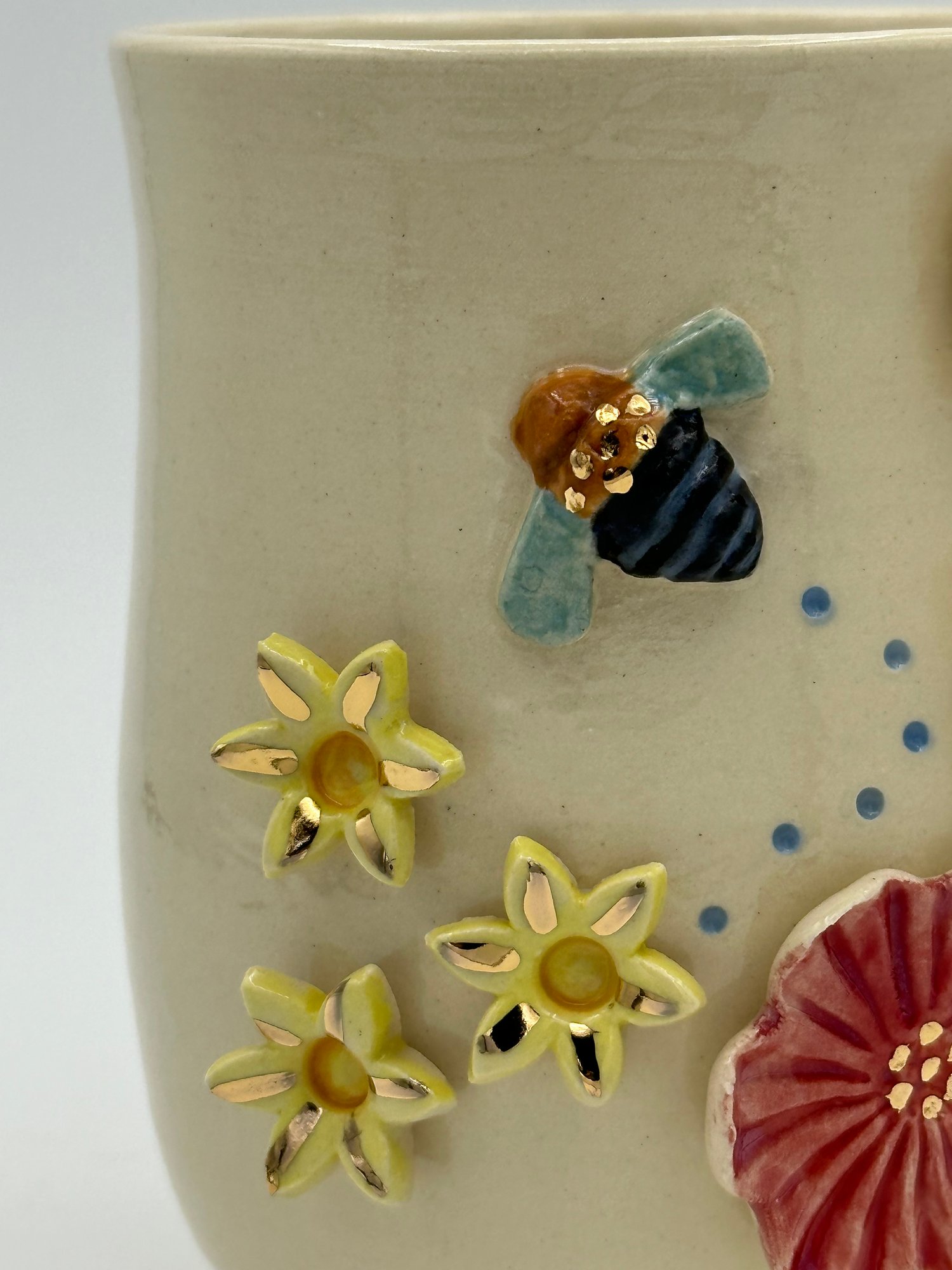 Image of Blue Banded Bee Vase (medium) bee flying left