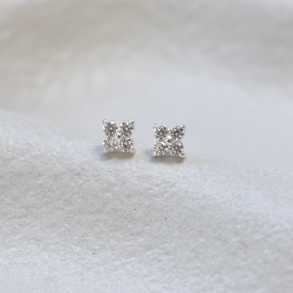 Image of DAISY STUDS