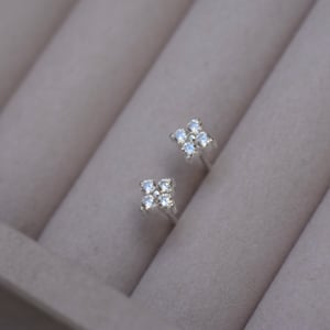 Image of DAISY STUDS