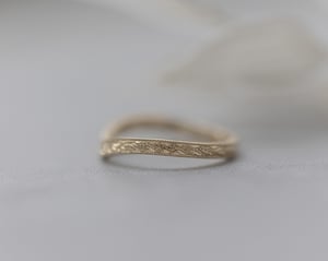 Image of 18ct Yellow gold, 2mm flat court laurel leaf and milled edge engraved wishbone ring